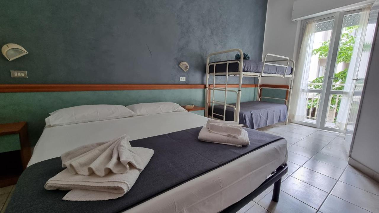 Hotel Costanza Чезенатико Экстерьер фото