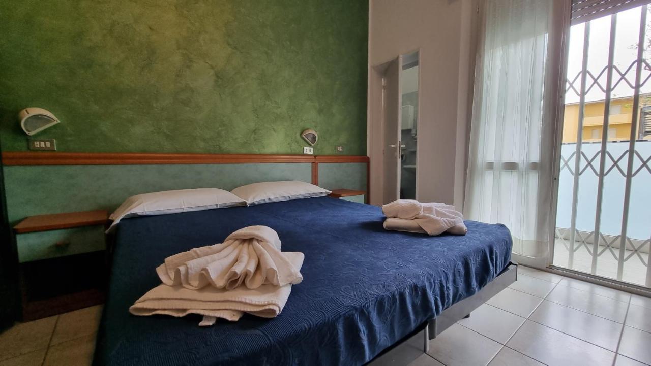 Hotel Costanza Чезенатико Экстерьер фото