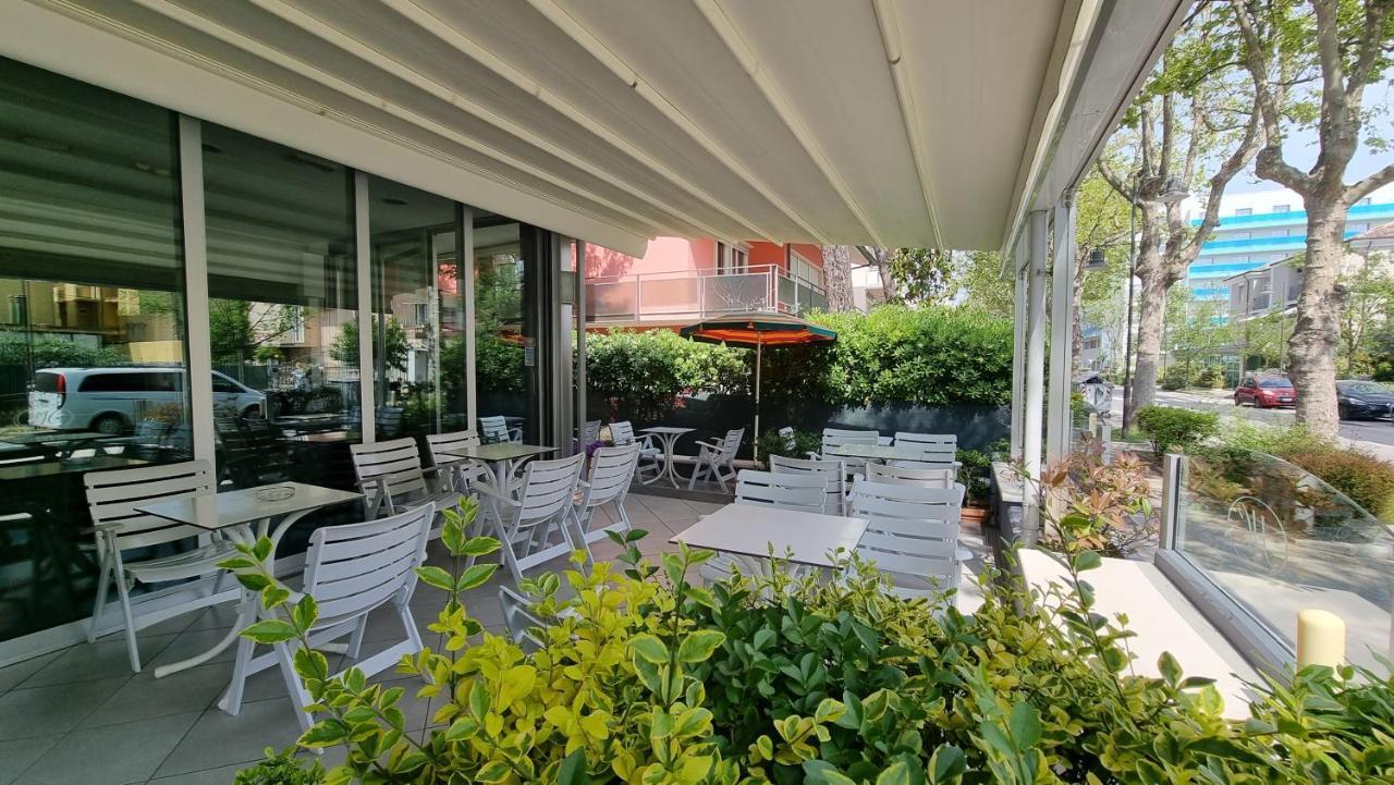 Hotel Costanza Чезенатико Экстерьер фото