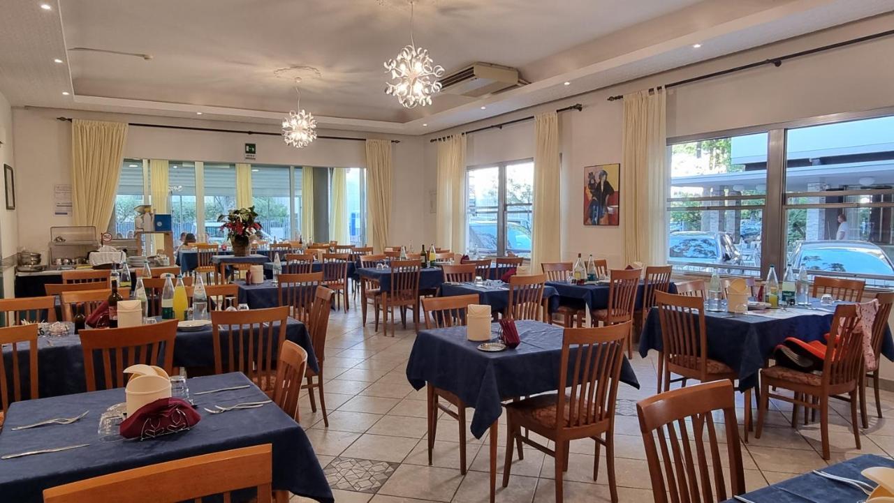 Hotel Costanza Чезенатико Экстерьер фото