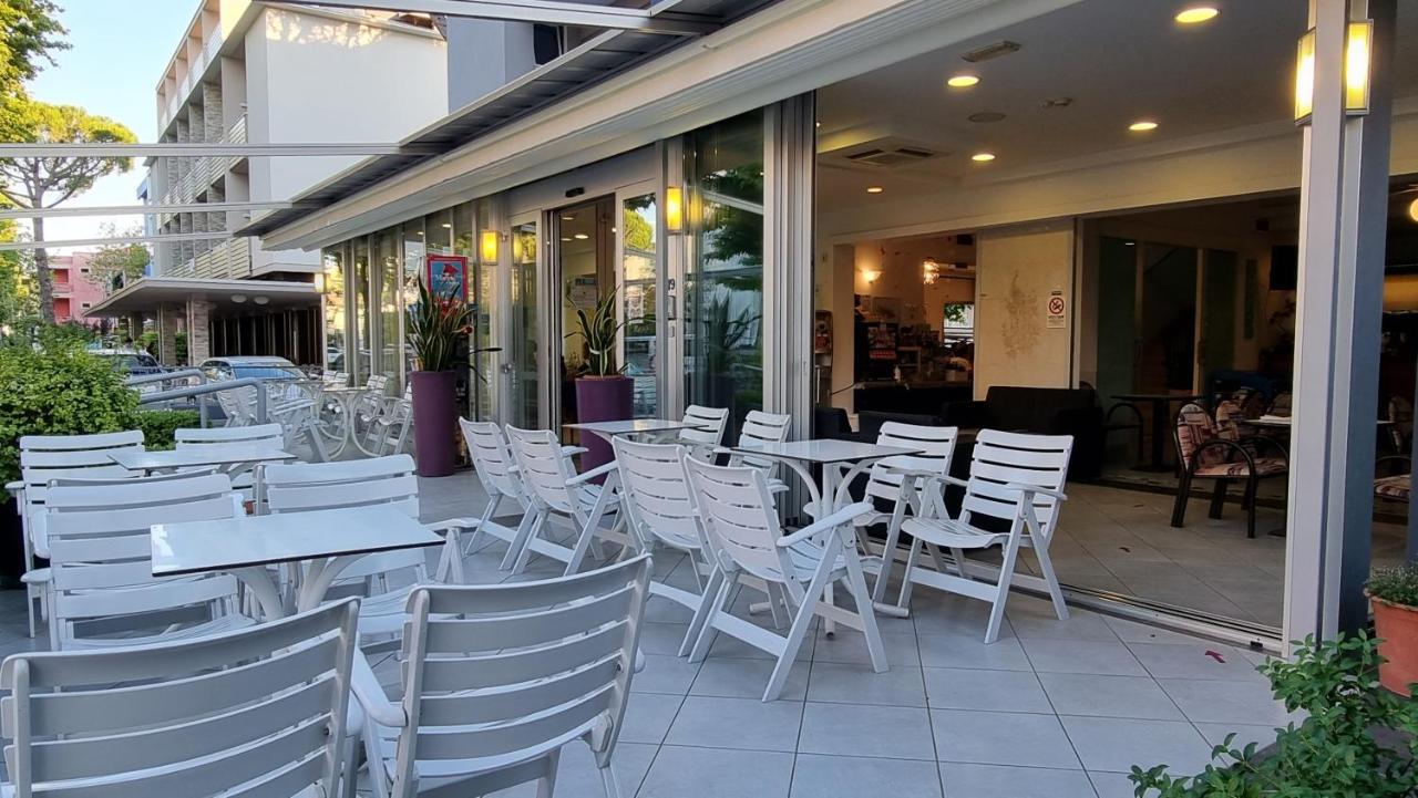Hotel Costanza Чезенатико Экстерьер фото