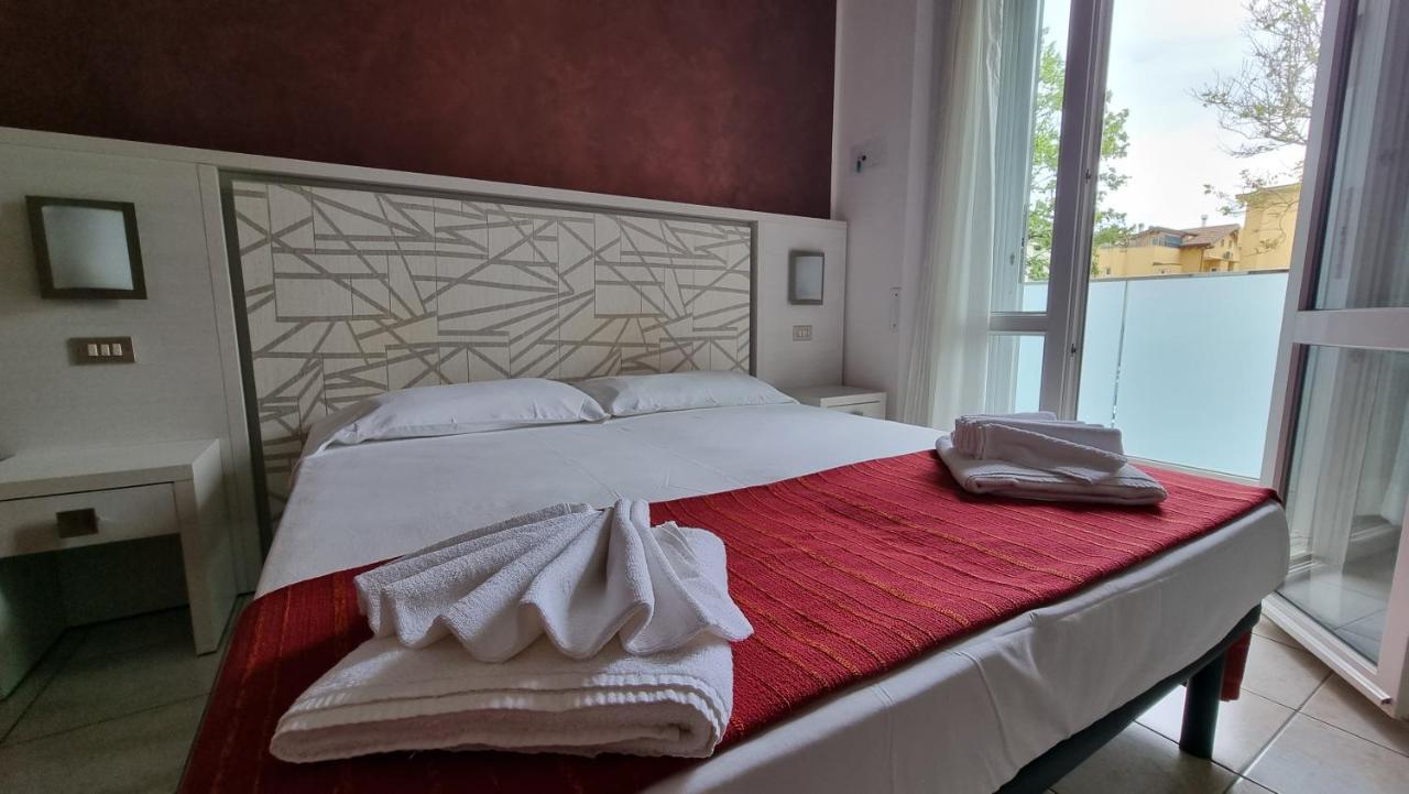 Hotel Costanza Чезенатико Экстерьер фото