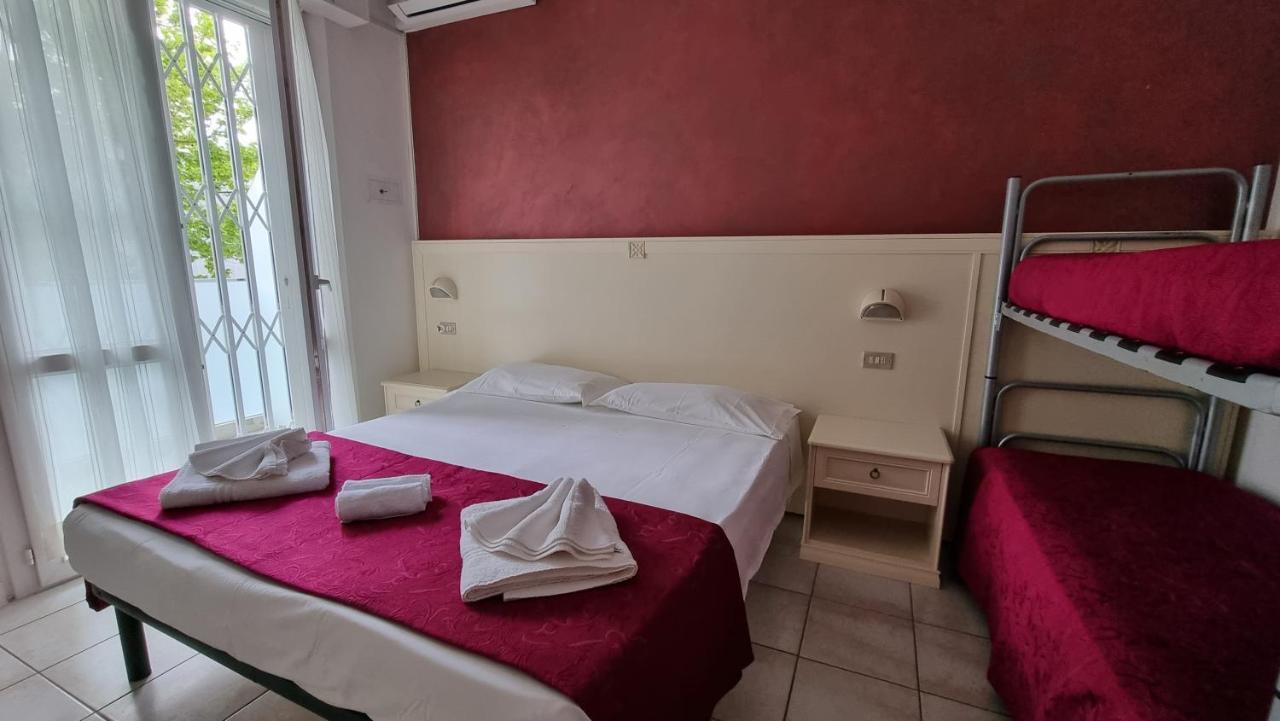 Hotel Costanza Чезенатико Экстерьер фото