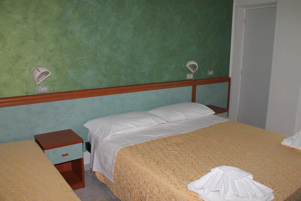 Hotel Costanza Чезенатико Номер фото