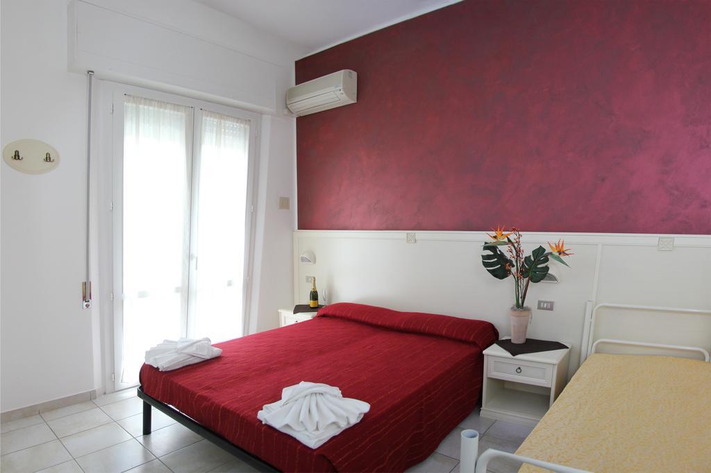 Hotel Costanza Чезенатико Номер фото