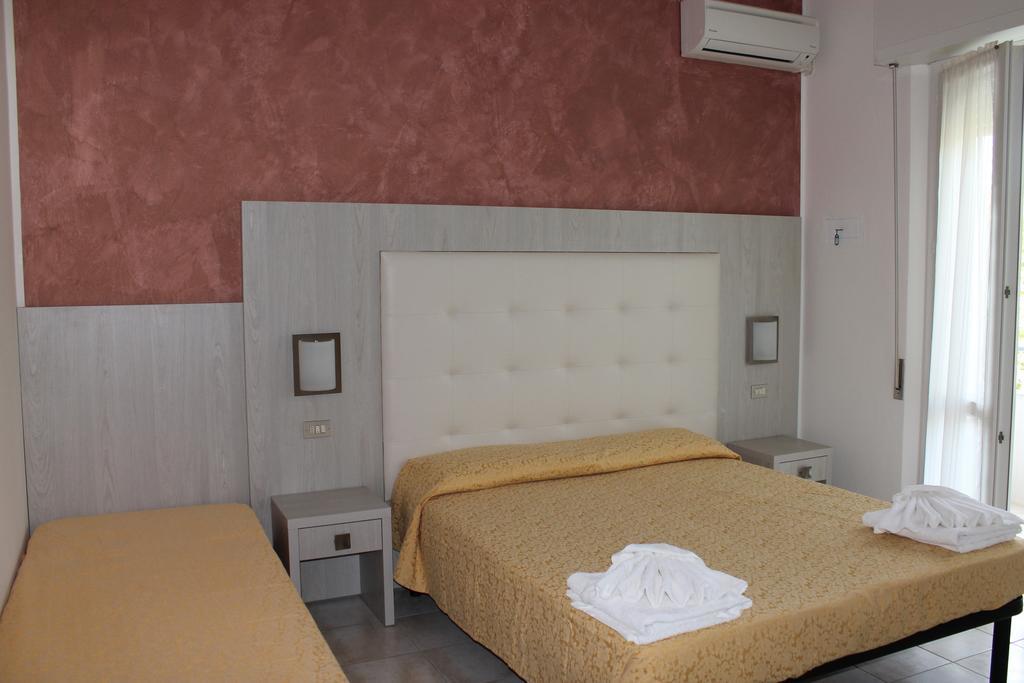 Hotel Costanza Чезенатико Номер фото