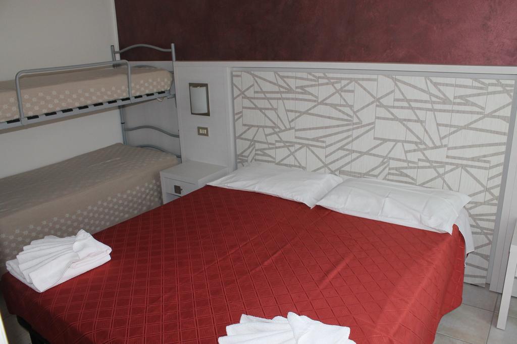 Hotel Costanza Чезенатико Номер фото