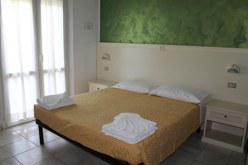Hotel Costanza Чезенатико Номер фото