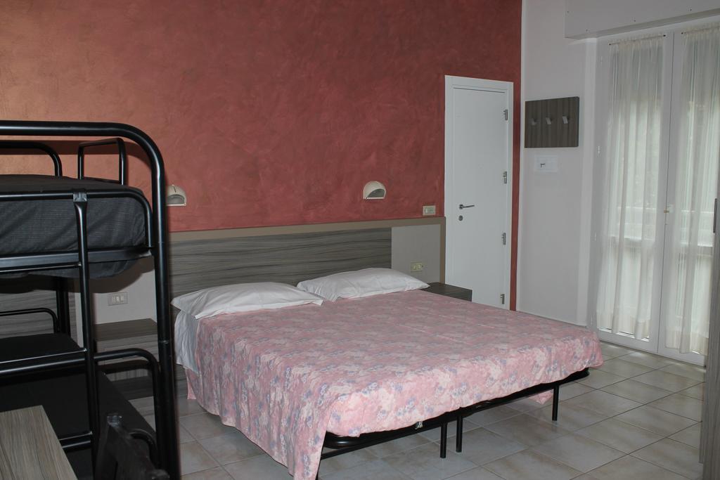 Hotel Costanza Чезенатико Номер фото